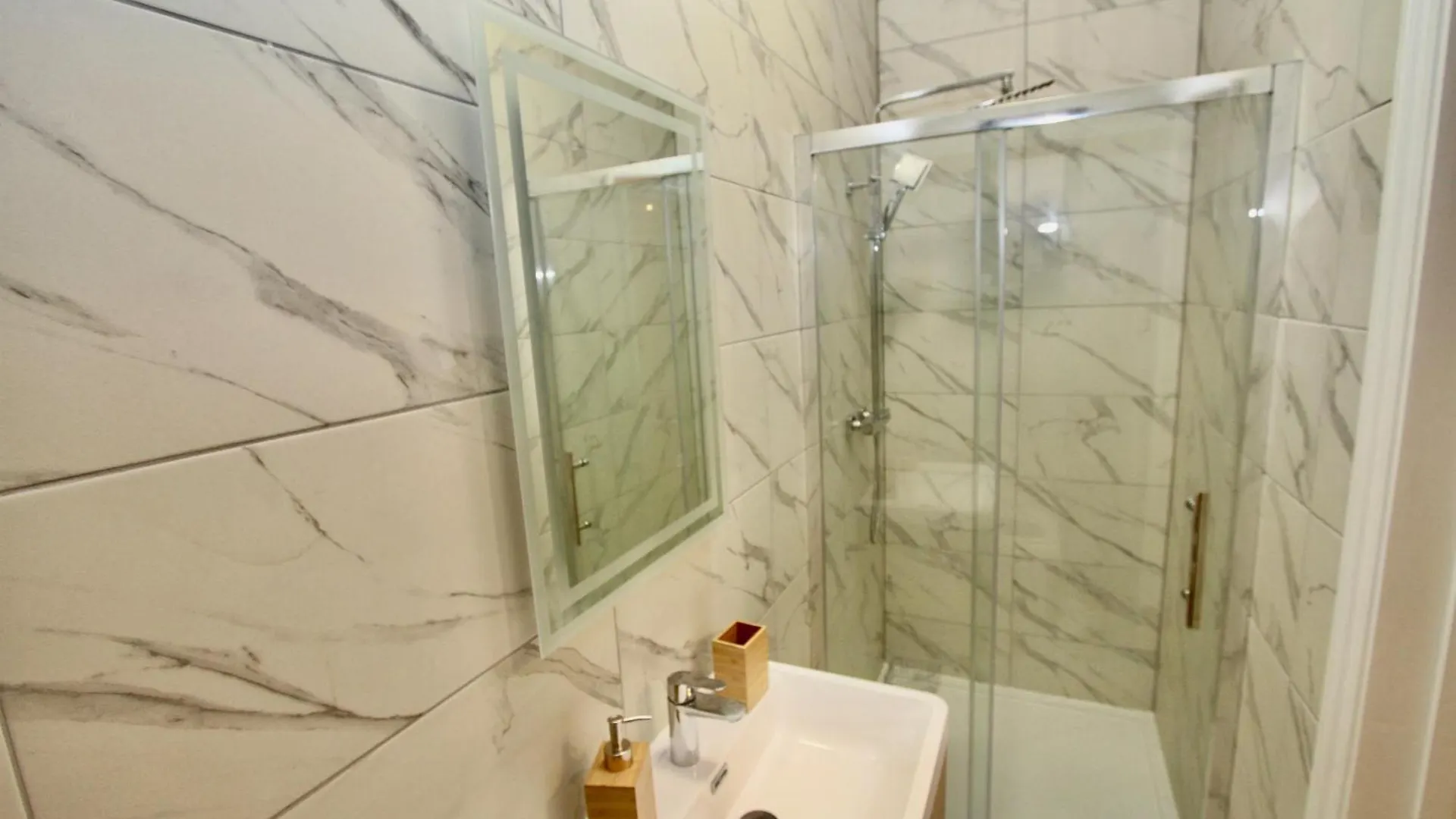 Amazing Studio Apartment East London 0*,