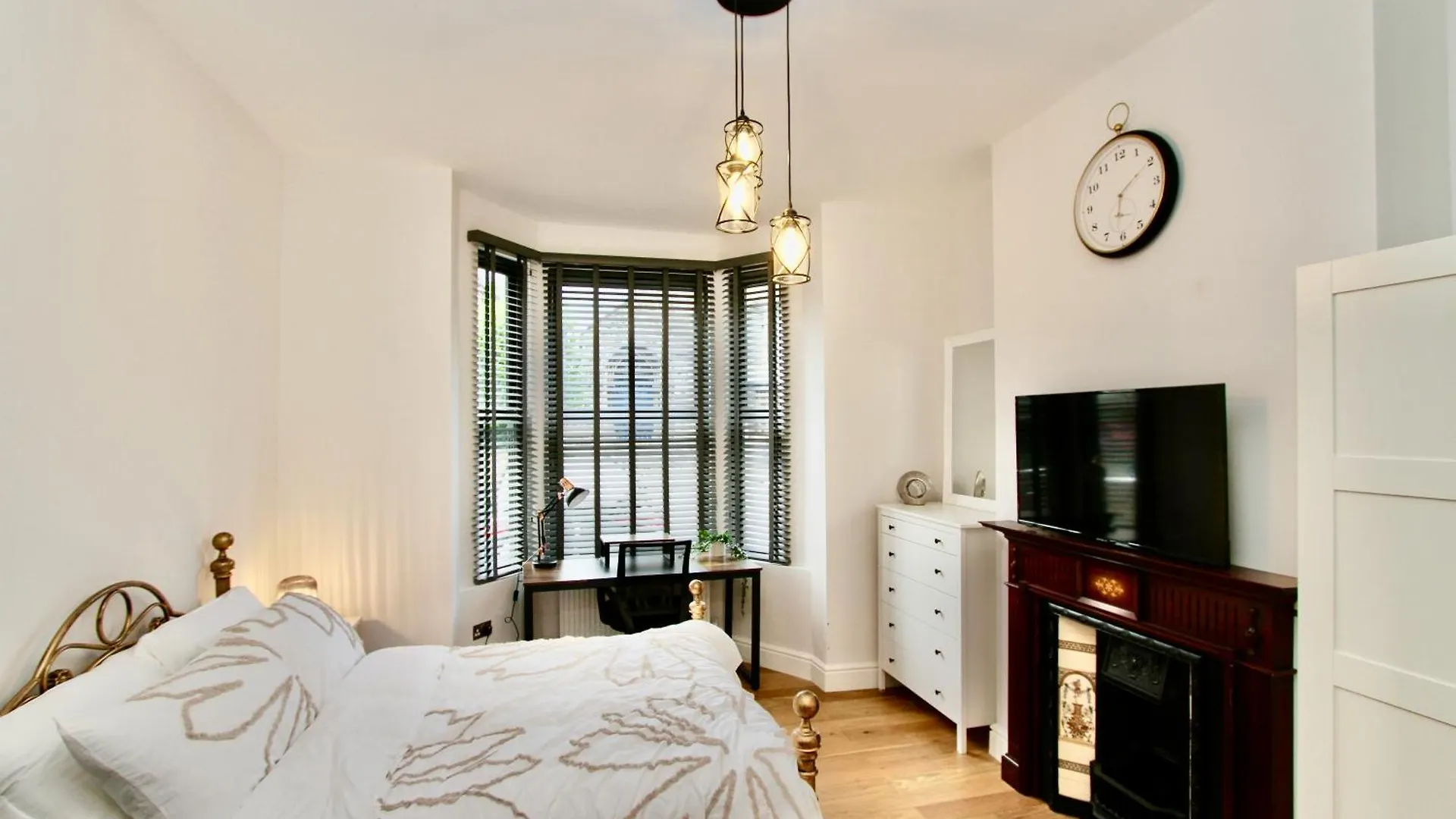 Amazing Studio Apartment East London contacts
